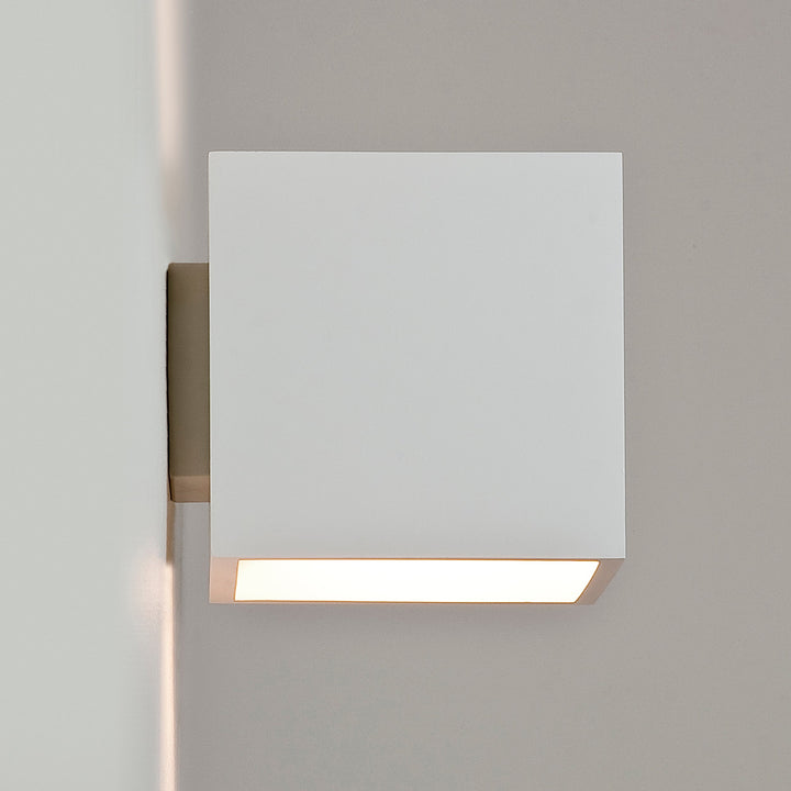 Close-up of Pienza 140’s smooth plaster finish and cubic silhouette