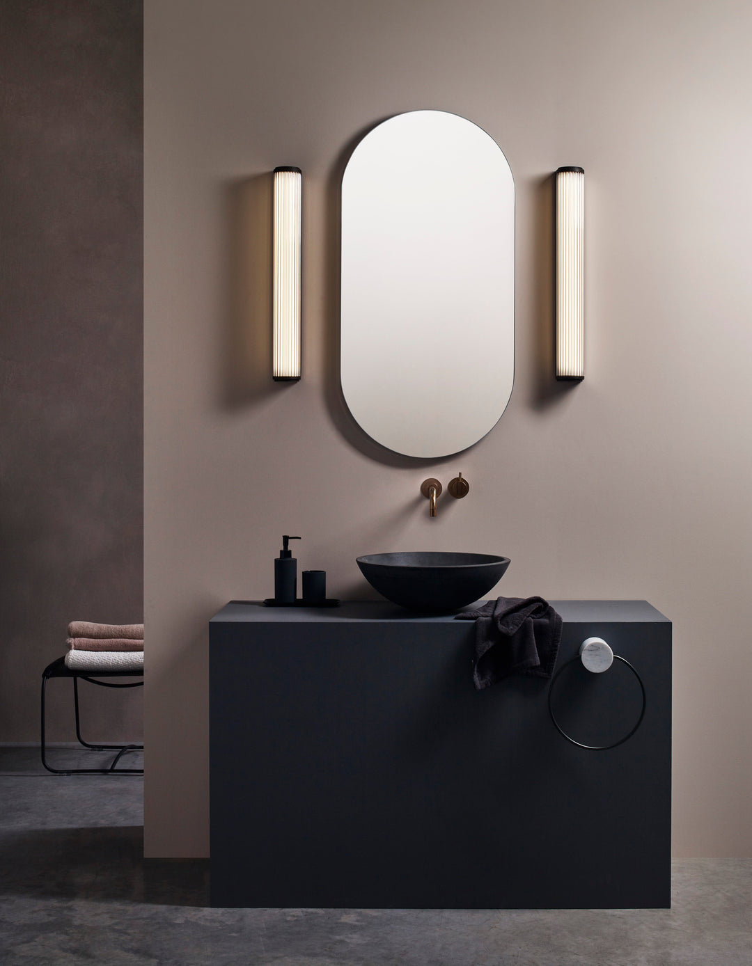 Interior bathroom setting with Versailles 600 illuminated on wall