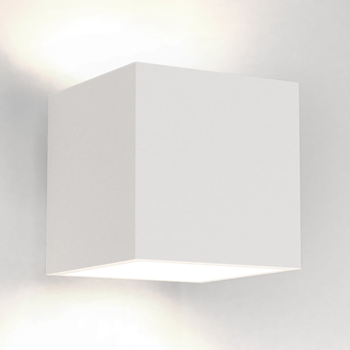 Close-up of Pienza 165’s paintable plaster cube with indirect illumination